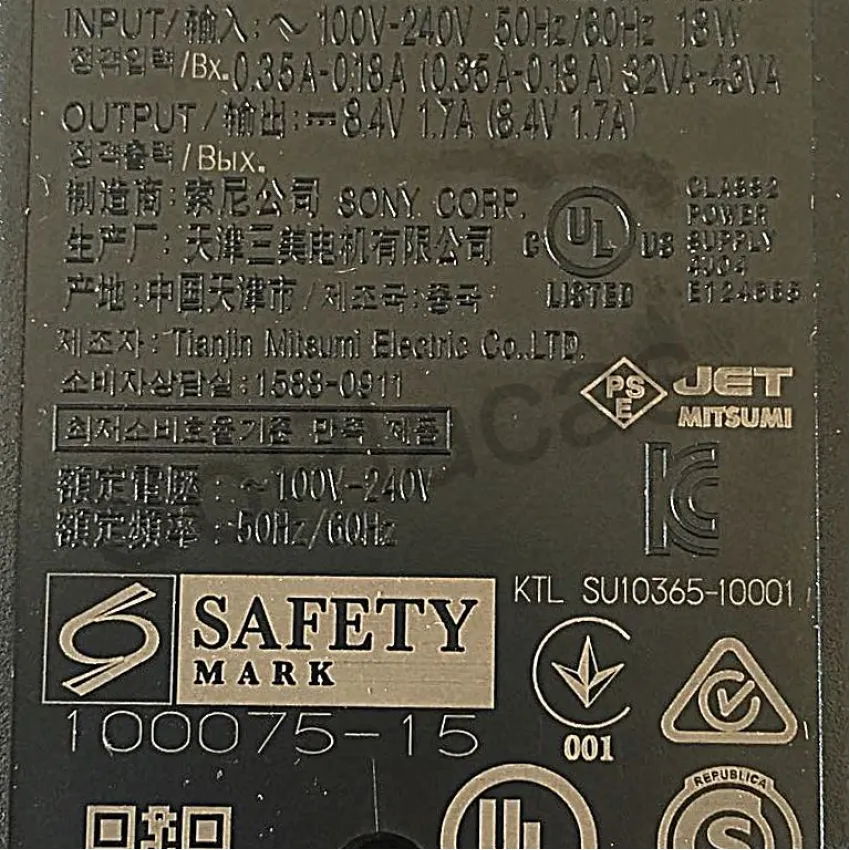 FONTE EXTERNA SONY AC-200D (100V-240V 50Hz/60Hz 18W , 0.35A-0.18A (0,35A-0,18A) 32VA-43VA ~8.4V 1.7A)