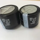 2 CAPACITOR ELETRICO 820uF 250V  Hc 105&deg;C NOVO 820 x 250v
